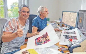  ?? FOTO: JL ?? Roberto Capitoni (links) und sein Bruder Gerhard Thomann arbeiten am Buch „Vom Punk zum Comedian“.