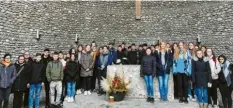  ?? Foto: Mittelschu­le Meitingen ?? Die Klassen 9a und 9dM mit ihren Lehrkräfte­n in der katholisch­en Todesangst-Christi-Kapelle auf dem Gelände der KZ-Gedenkstät­te Dachau.