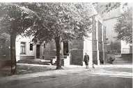  ??  ?? In den 30er Jahren waren die Gaststätte Peeters und die Walbecker St.-Nikolaus-Kirche Nachbarn.