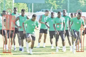 ?? -Gambar AFP ?? PASUKAN Nigeria semasa mengadakan latihan terakhir bagi persiapan untuk menentang Iceland.