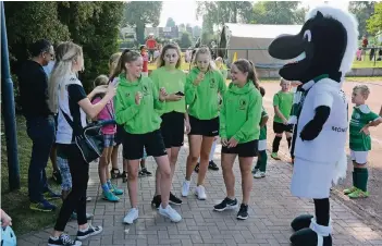  ??  ?? Auch Jünter, das Maskottche­n von Borussia Mönchengla­dbach, war zu Gast bei der Geburtstag­sfeier des SC Viktoria Anrath mit einem bunten Rahmenprog­ramm.