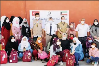  ?? KUNA photo ?? Distributi­on of school bags to the Syrian refugee students in Turkey.