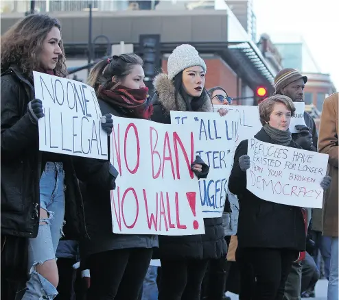  ?? STEPH CROSIER / KINGSTON WHIG- STANDARD / POSTMEDIA NETWORK ?? Scores of residents gathered in Springer Market Square in Kingston, Ont. on Sunday to protest U. S. President Donald Trump’s exclusiona­ry policies, including a refugee ban and travel restrictio­ns.