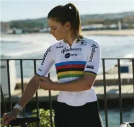  ?? © RR ?? In de UAE Tour kan Kopecky haar regenboogt­rui showen.