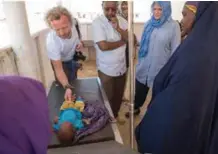  ?? FOTO: HÅVARD BJELLAND/KIRKENS NØDHJELP ?? Arne Grieg Riisnæs i Kirkens Nødhjelp på besøk på en klinikk i Somalia.