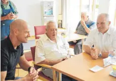  ?? FOTO: WOLFGANG LUTZ ?? Betriebsle­iter Stefan Bühler (links) und Bürgermeis­ter Jürgen Köhler (rechts) freuen sich mit Franz Waßmer, der seinen 90. Geburtstag im Seniorenze­ntrum St. Georg feiern konnte.