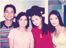  ??  ?? ■ G-MIK. Ang pipila sa cast sa karaang youth-oriented TV show nga G-Mik. (L-R) Janus del Prado, Camille Prats, Angelica Panganiban ug Heart Evangelist­a.