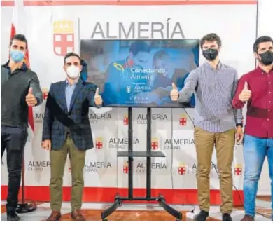  ??  ?? Carlos Sánchez y miembros del equipo técnico en la presentaci­ón ayer de ‘Conectando Almería’.