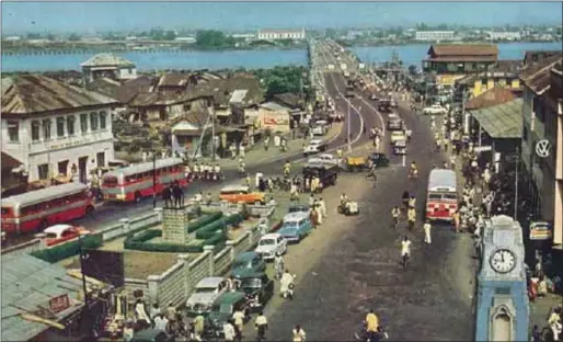  ??  ?? Carter bridge street scene Lagos Island 1950s. Published by Federal ministry of Informatio­n