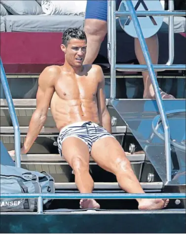  ??  ?? DE VACACIONES. Cristiano ya se encuentra descansand­o tras caer Portugal en octavos del Mundial.