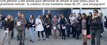  ?? (Photos Ph. D.) ?? Les parents étaient nombreux à la réunion au cours de laquelle le directeur et les enseignant­s ont expliqué la situation.