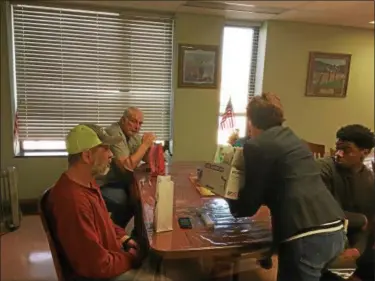  ?? ZACHARY SRNIS — THE MORNING JOURNAL ?? Janet Garrett hands valentines to veterans at Valor Home in Lorain on Feb. 14