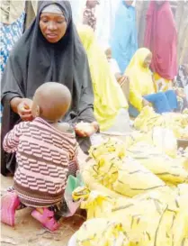  ?? ?? Mother and child at the market