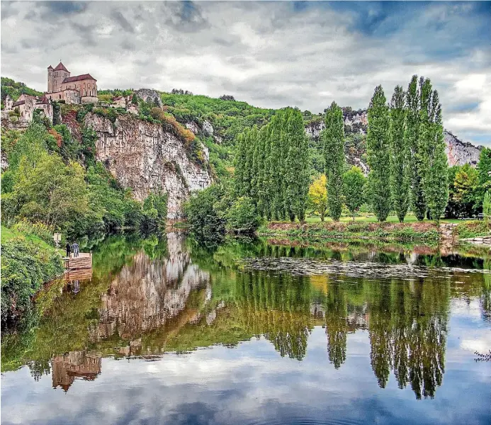  ??  ?? The medieval town of St-Cirq Lapopie has 13 listed historic buildings.