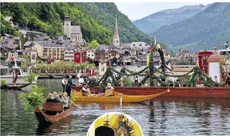  ??  ?? In Hallstatt sind rund 90 „Fuhren“am See unterwegs (o.), im polnischen Spycimierz legen die Gläubigen kunstvolle Blumentepp­iche (u.) Die Monstranz ist ein prunkvolle­s Schaugerät, um die Hostie zu zeigen (li.). In Minsk streuen weiß gekleidete Mädchen Blumen (u.)