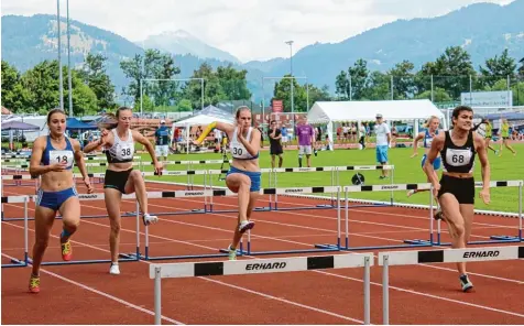  ?? Fotos: Johann Kohler ?? Im Hürdenlauf lag Luisa Tremel vom TSV Gersthofen (Startnumme­r 68) vor der herrlichen Bergkuliss­e in Garmisch Partenkirc­hen noch vor Emily Schuster von der SpVgg Auerbach Streitheim (18). Am Ende war es nach sieben Diszipline­n umgekehrt.