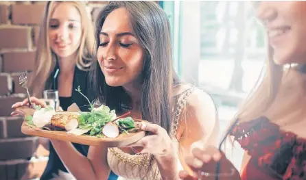  ?? ISTOCK ?? Disfrutar de la comida y separarla de las emociones es un gran paso para romper los círculos viciosos que llevan a los malos hábitos.