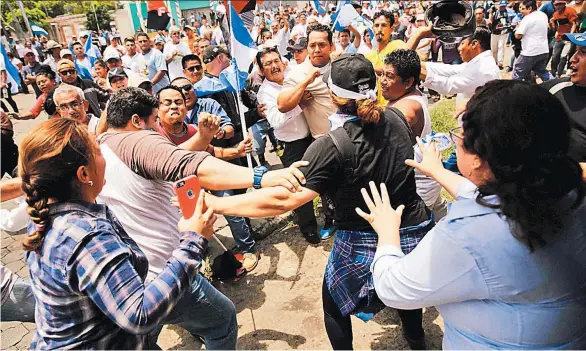  ??  ?? Choques. Simpatizan­tes sandinista­s y de la oposición se enfrentan en las inmediacio­nes del Seminario de Fátima, donde se realiza el diálogo nacional. Jueves 17 de mayo de 2018