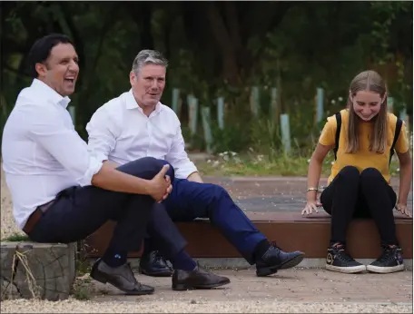  ??  ?? Sir Keir Starmer and Anas Sarwar chat with Emma Porter during a visit to the Hamiltonhi­ll Claypits Local Nature Reserve in Glasgow