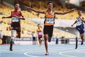 ?? PIC BY OSMAN ADNAN ?? S. Thavanesva­ran was the top performer in track and field after winning gold in the 100m, 200m and 400m.