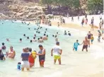  ??  ?? En la playa Carrizalil­lo se llegó al aforo permitido de 60%, por lo que se dosificó el acceso.