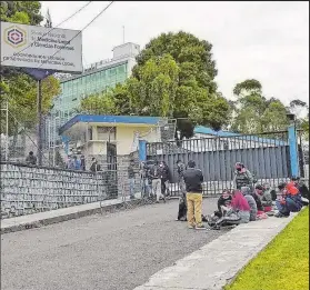  ?? Fotos: Karina Defas / EXTRA ?? Los familiares de las víctimas llegaron hasta la morgue para llevarse los cuerpos.