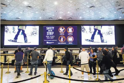  ?? Chase Stevens ?? Las Vegas Review-journal @csstevensp­hoto People line up to check in at the MGM Grand on Wednesday. A standard room there can be booked this weekend for $750.