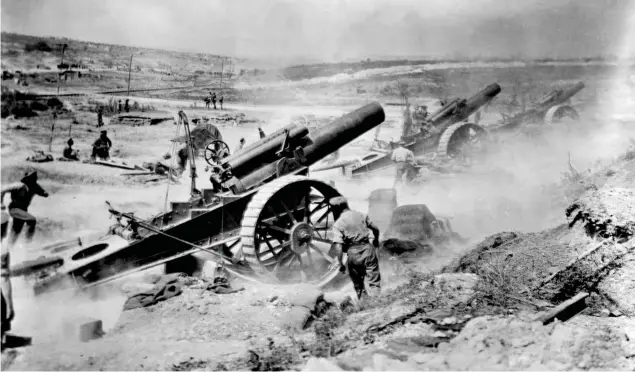  ?? ALAMY ?? ARTILLERÍA PESADA.Sobre estas líneas, obuses británicos de 8 pulgadas disparan contra los alemanes durante la Batalla del Somme, en agosto de 1916.