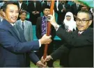  ?? DIPTA WAHYU/JAWA POS ?? PERIODE KEDUA: Menpora Imam Nahrawi (kiri) bersama Rektor UINSA Abd A’la saat dilantik sebagai ketua ikatan alumni kemarin.