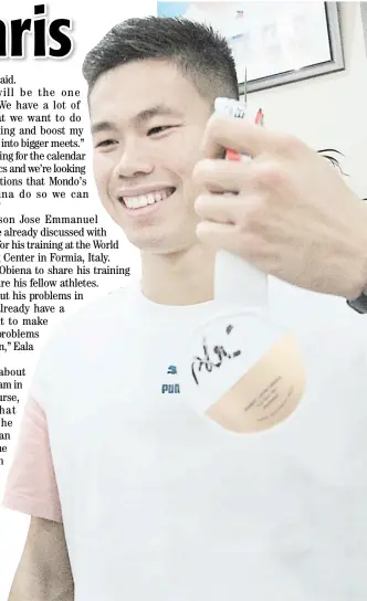  ?? PHOTOGRAPH BY BOB DUNGO JR. FOR THE DAILY TRIBUNE @tribunephl_bob ?? EJ Obiena proudly displays the bronze medal that he won in the World Athletics Championsh­ips in Eugene, Oregon last July.