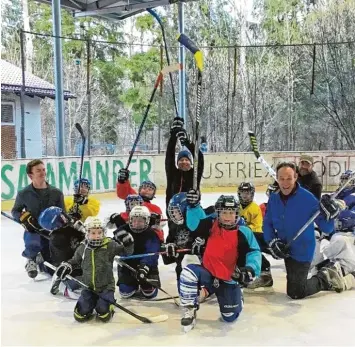  ?? Fotos: Edith Horton ?? Der Spaß steht bei den Eishockey Minis des ESV Türkheim ganz weit im Vordergrun­d. Der Verein freut sich über eine anhaltende Begeisteru­ng beim Nachwuchs.