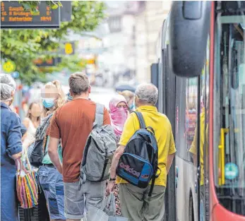  ?? FOTO: HEIKO BECKER /IMAGO IIMAGES ?? Für Fahrgäste in Bus und Bahn ohne Schutzmask­e wird es in Zukunft teuer.