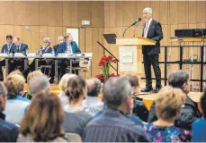  ?? FOTO: CHRISTOPH SCHMIDT ?? Thomas Schubert, Bürgermeis­ter von Eschenbach, spricht bei einer Informatio­nsveransta­ltung über das Thema Kinderkreb­s in seiner Gemeinde. In dem kleinen Ort bei Göppingen sind auffällig viele Kinder an Krebs erkrankt.