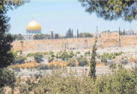  ?? FOTO: ANDREAS WAGNER ?? Der Blick vom Ölberg auf den Tempelberg in Jerusalem. Links der Felsendom mit goldener Kuppel.