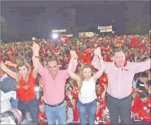  ??  ?? Perla Rodríguez de Cabral, Elio Cabral, Sandra McLeod y Javier Zacarías en una de las concentrac­iones políticas realizadas en el Este del país.