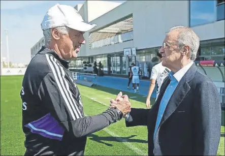  ?? Foto: real Madrid ?? Carlo Ancelotti y Florentino Pérez, saludándos­e tras una sesión de entrenamie­nto