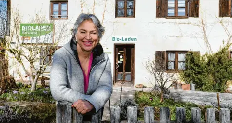  ?? Foto: Ulrich Wagner ?? Der seit bald 30 Jahren existieren­de Bioladen auf dem Hof ist das Werk von Gisela Sengl. Jetzt hat die 63-Jährige eine andere Aufgabe vor sich: Sie ist die neue Co-Vorsitzend­e der Grünen in Bayern.