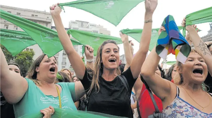 ?? R. ANDRADE ?? Pañuelos verdes. Miles de mujeres marcharon a mediados de febrero para pedir que se legalice la interrupci­ón voluntaria del embarazo. El 8 de marzo el reclamo se repitió.