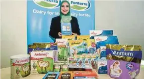  ?? [FOTO MUHAMMAD SULAIMAN/BH] ?? Manisya menujukkan buku polisi halal dan produk halal Fonterra di Fonterra Brands Malaysia, Shah Alam, baru-baru ini.