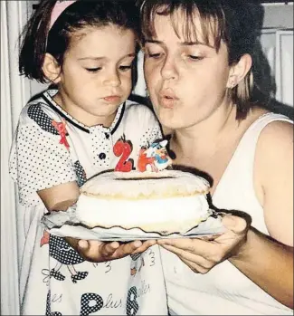  ?? ALEXIA PUTELLAS/INSTAGRAM ?? Alexia, junto a su madre, Elisabet Segura, en una fiesta de cumpleaños