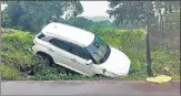  ?? HT PHOTO ?? A car gets washed away in Chiplun.