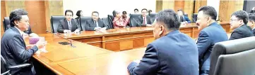  ?? - Bernama photo ?? Chief Minister Datuk Seri Mohd Shafie Apdal (left) discussing something with Indonesian ambassador to Malaysia, Rusdi Kirana (third right) when the latter paid him a courtesy call at his office yesterday.