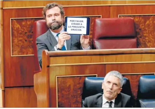  ?? EP ?? El diputado de Vox Iván Espinosa de los Monteros, detrás de Fernando Grande-Marlaska durante la sesión de control al Gobierno ayer en el Congreso.