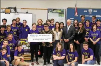  ?? PHOTO PROVIDED ?? Ballston Spa National Bank presents a $6,000 check to the Ballston Spa High School’s robotics team.