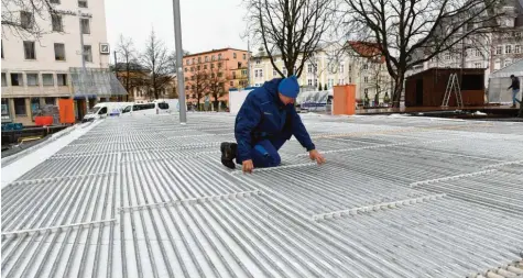  ?? Foto: Silvio Wyszengrad ?? Am Königsplat­z werden derzeit die Vorbereitu­ngen für eine besondere Aktion getroffen: Ab Freitag können die Augsburger dort Schlittsch­uhlaufen.