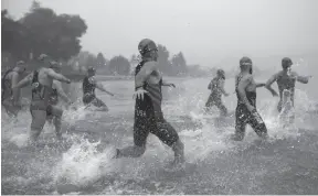  ?? CP PHOTO ?? The Super League Triathalon debuts under a smoky haze in Penticton on Saturday.