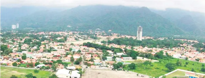  ?? FOTO: MELVIN CUBAS. ?? PANORAMA. El déficit habitacion­al en San Pedro Sula supera las 300,000 unidades. A nivel nacional se estima que son un millón.