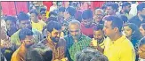  ?? HT PHOTO ?? (Top) Congress candidate Ravindra Dhangekar shares a cup of tea with his wife, while BJP’s Murlidhar Mohol met supporters on Fergusson College Road on the eve of the polls.