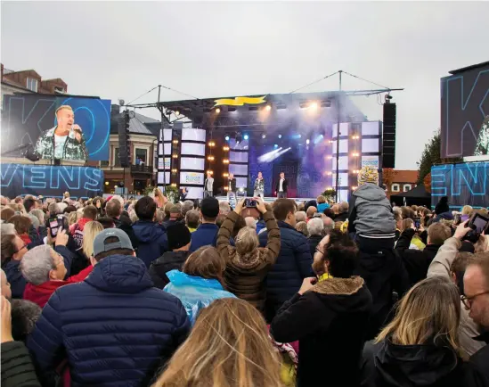  ?? Bild: Evelina Gunnarsson ?? det var trångt på Stortorget när förväntans­fulla Våxtorpsbo­r skulle ta emot sina vinster och arvingarna rev av klassisker som ”eloise” och melodifest­ivallåten ”I do”.