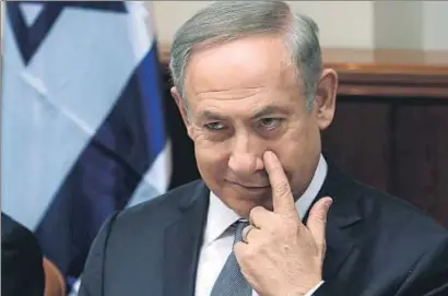  ?? GALI TIBBON / AP ?? Netanyahu arriba a la Casa Blanca amb una forta oposició interna i una investigac­ió per corrupció